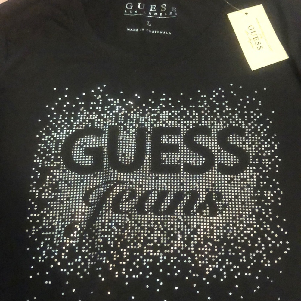 Guess shirt. 👚